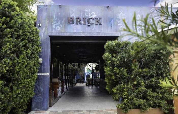 Entrada Local Nocturno Brick